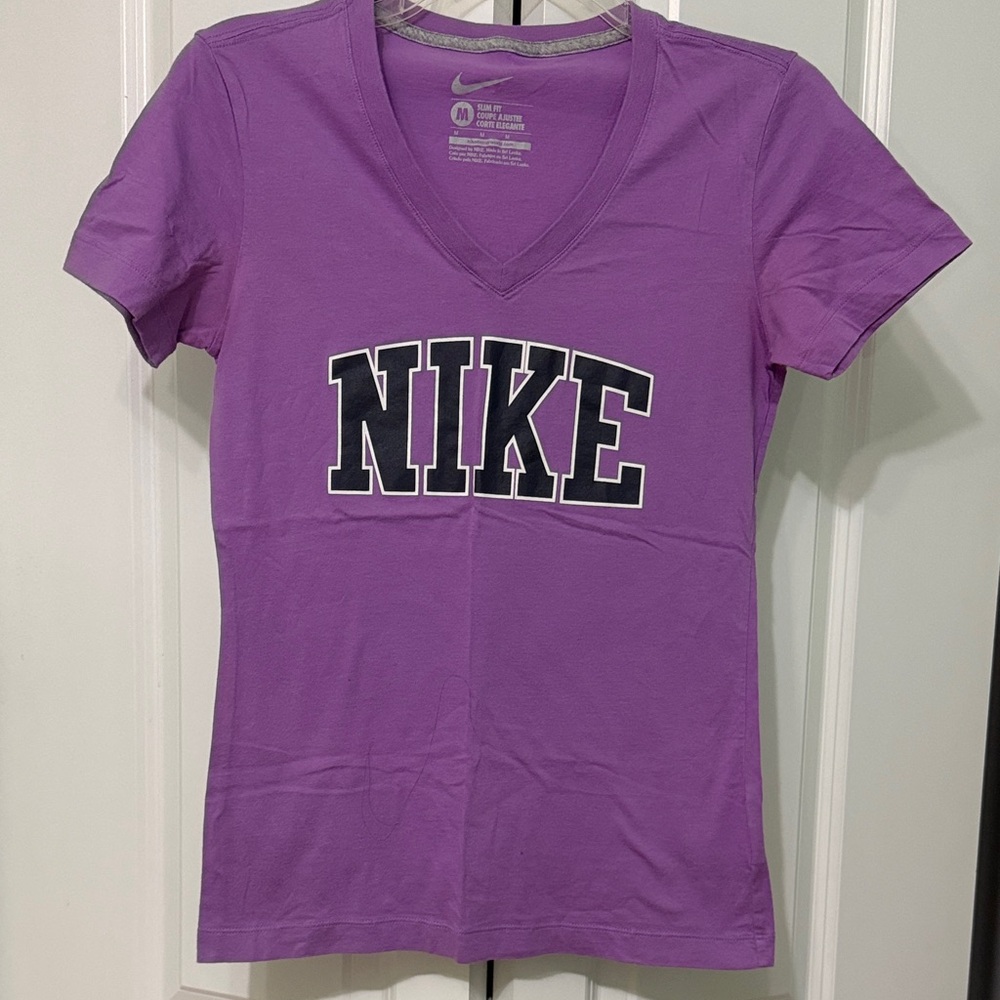 Nike Women’s Spellout Logo V-Neck T-Shirt - Purple/Lavender - Size M - Picture 2 of 9